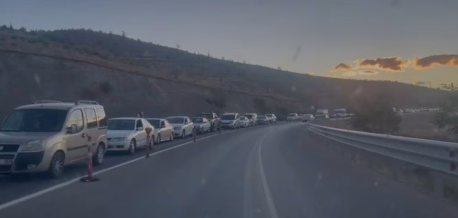 Tunceli’de feribot seferleri durduruldu: 3 kilometre araç kuyruğu oluştu