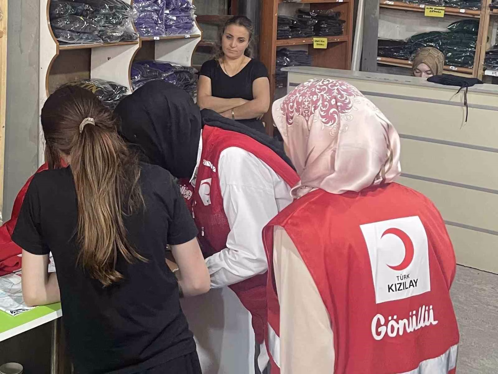 Uşak Kızılay’dan öğrencilere giyim desteği
