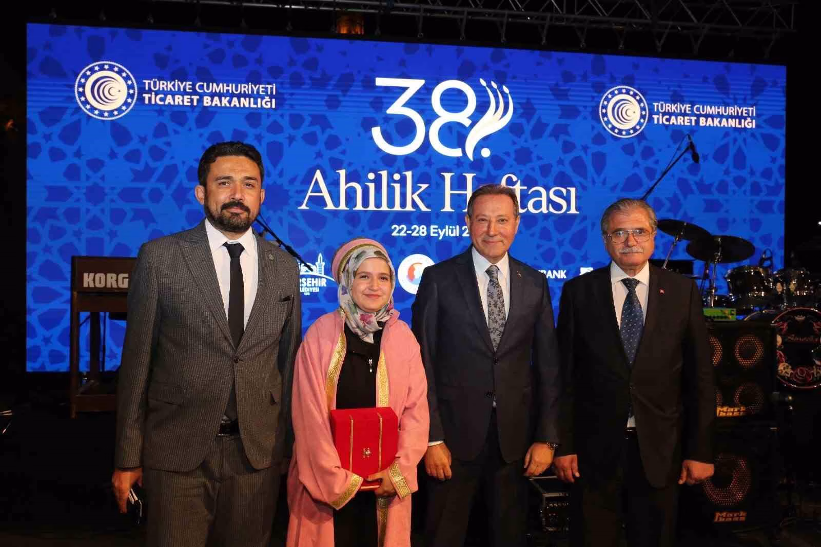 Yılın Türkiye Çırağı Rahime Nur Altın, ödülünü Bakan Bolat’tan aldı