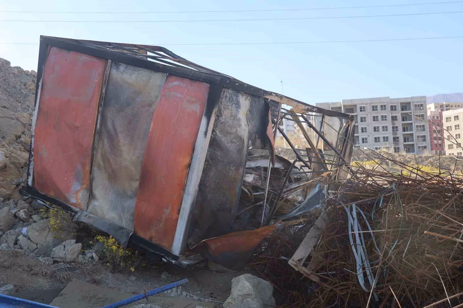 Alevlerin arasına dalan operatör, konteyneri uçurumdan yuvarladı