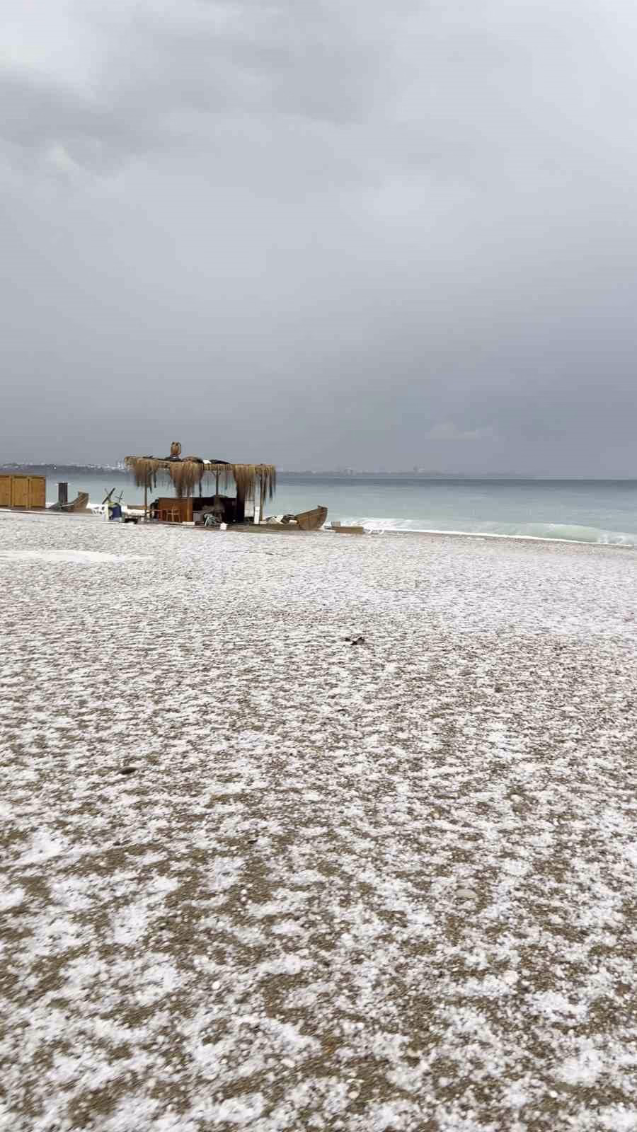 Antalya 15 dakikada kışı yaşadı, Konyaaltı Sahili beyaza büründü