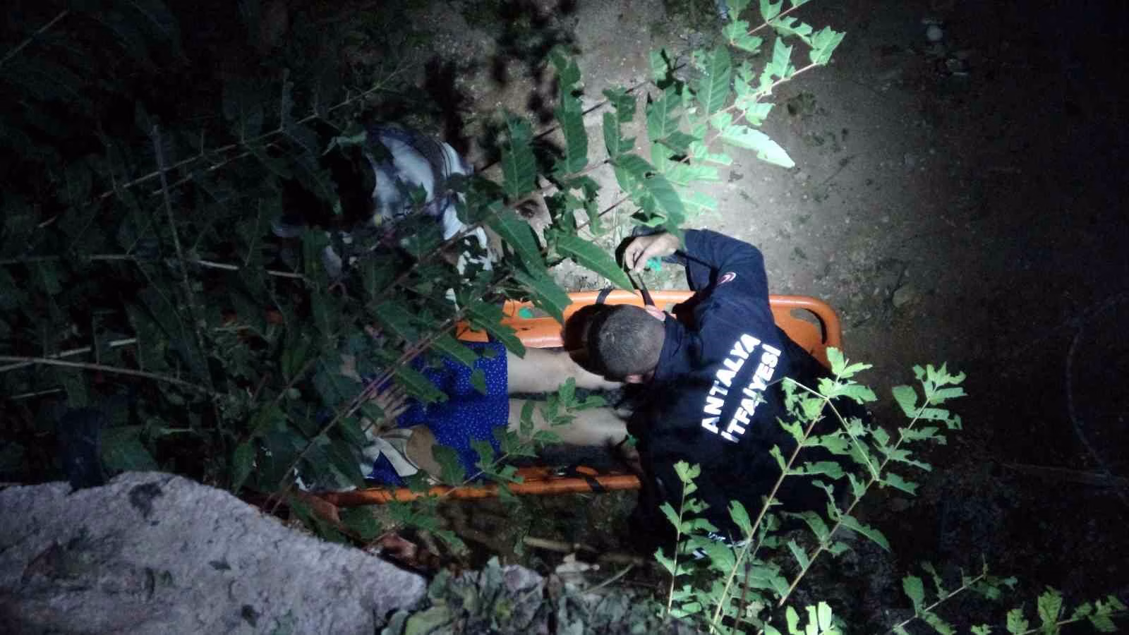 Antalya’da 4 metrelik inşaat çukuruna düşen turist itfaiye tarafından kurtarıldı