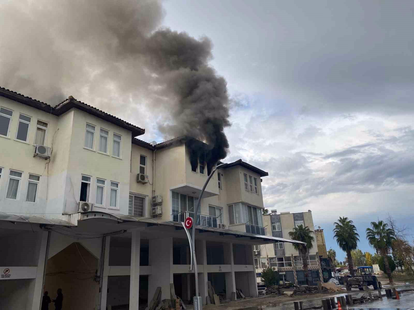 Antalya’da apartman dairesi alev alev yandı