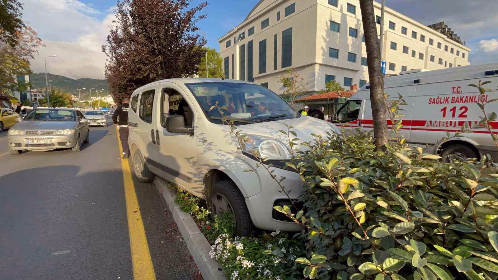 Araç refüje çıktı: 1 yaralı