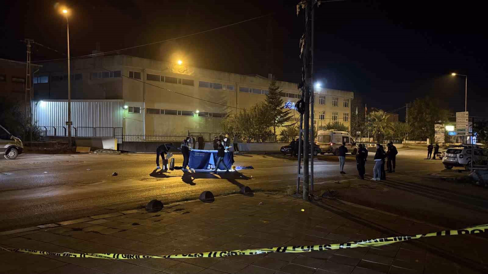Arnavutköy’de esrarengiz cinayet: Polis yeleği giymiş şahsı vurup kaçtılar