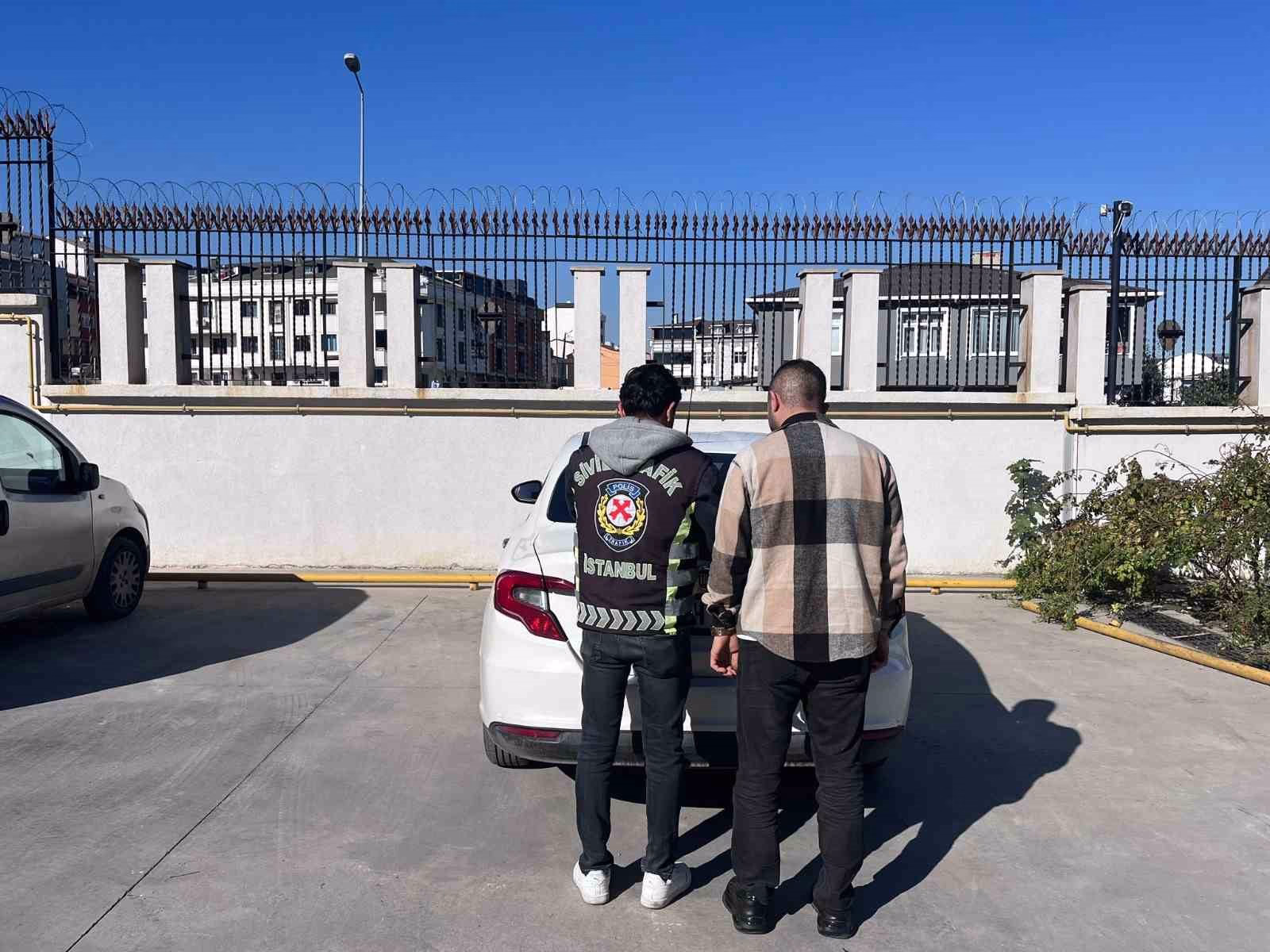 Arnavutköy’de, kırmızı ışıkta geçip karşıya geçen çocukları tehlikeye atan sürücü yakalandı