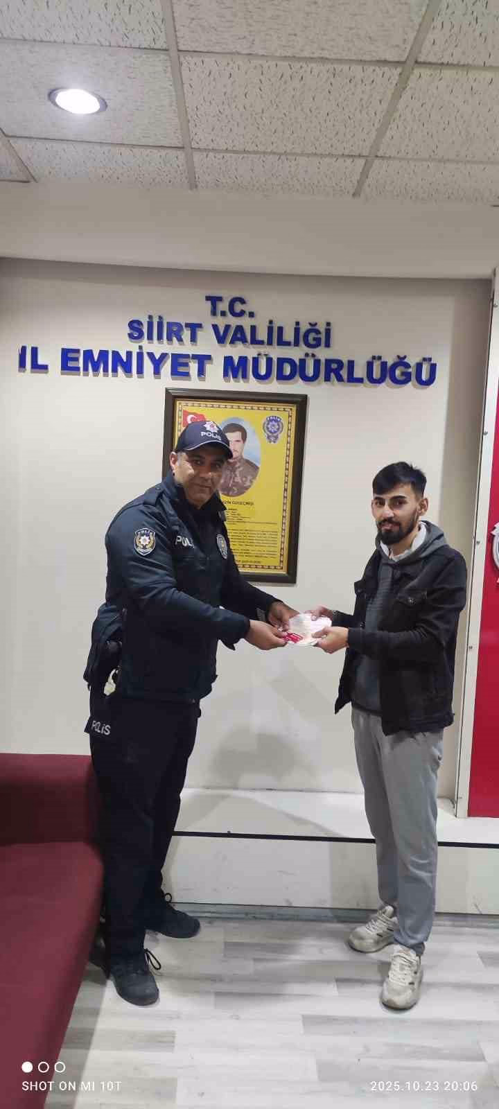ATM’de bulduğu 6 bin 350 ve kartı sahibine teslim etti