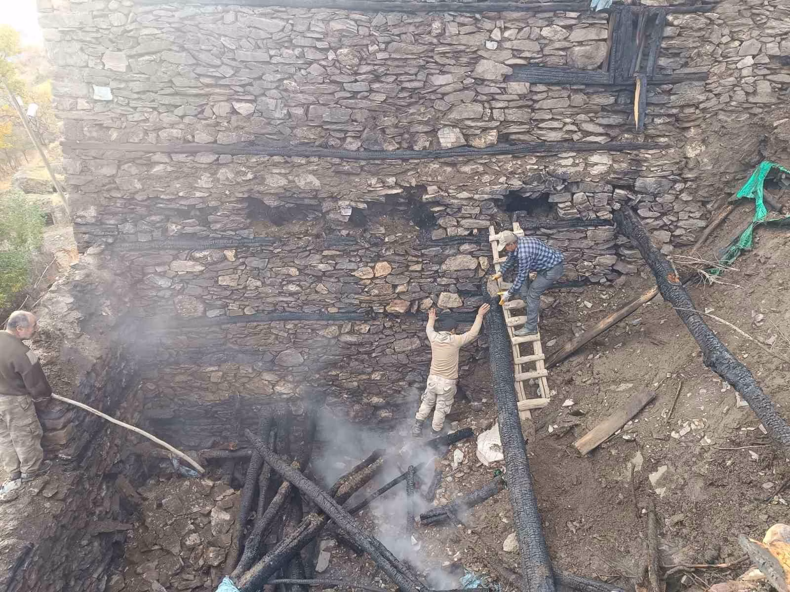 Bahçesaray’da odunluk yangını korkuttu