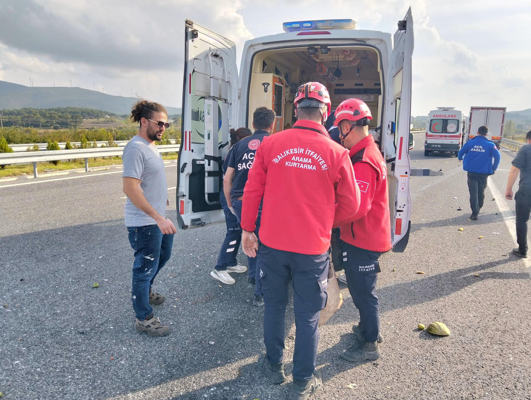 Balıkesir'de kamyonetin çarptığı otomobildeki 1 kişi öldü, 1 kişi yaralandı