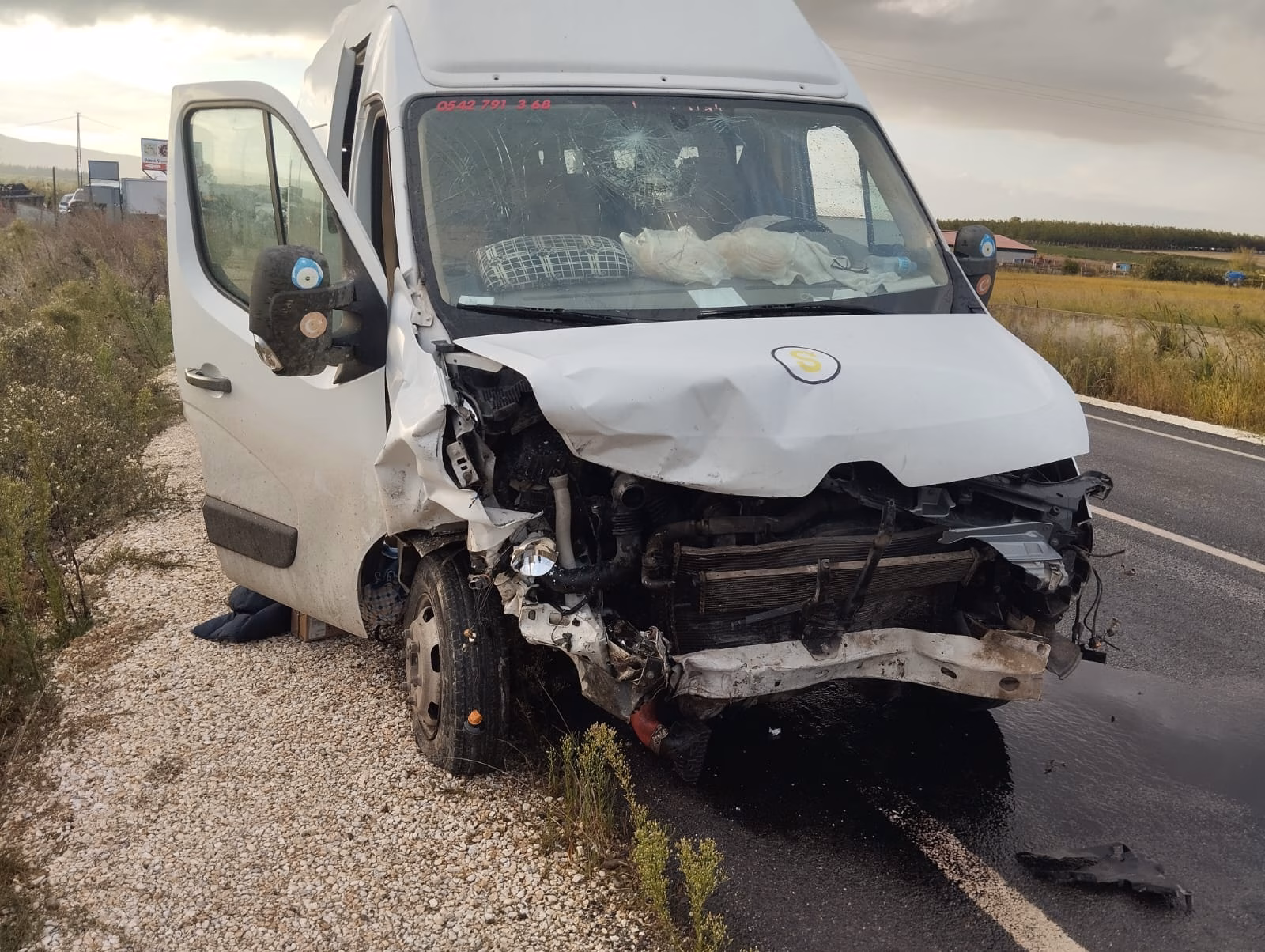 Balıkesir'de öğrenci servisiyle otomobilin çarpıştığı kazada 2 kişi öldü, 8 kişi yaralandı