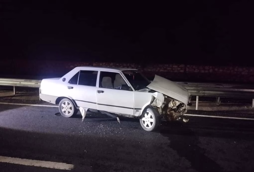 Balıkesir'de otomobil bariyerlere çarptı, 2 kişi yaralandı