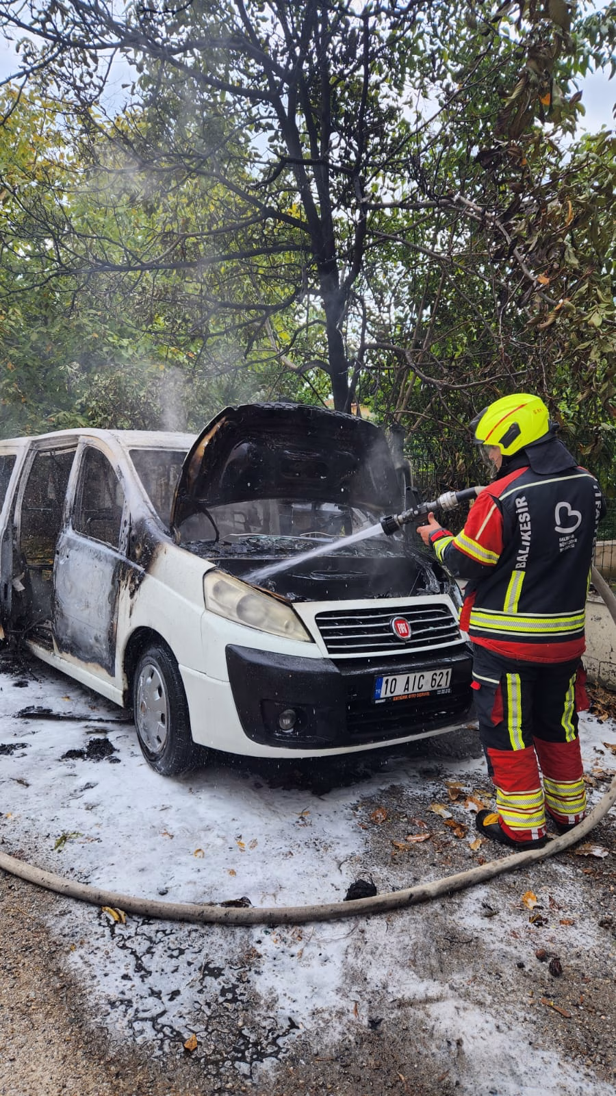 Balıkesir'de park halindeki minibüste çıkan yangın söndürüldü