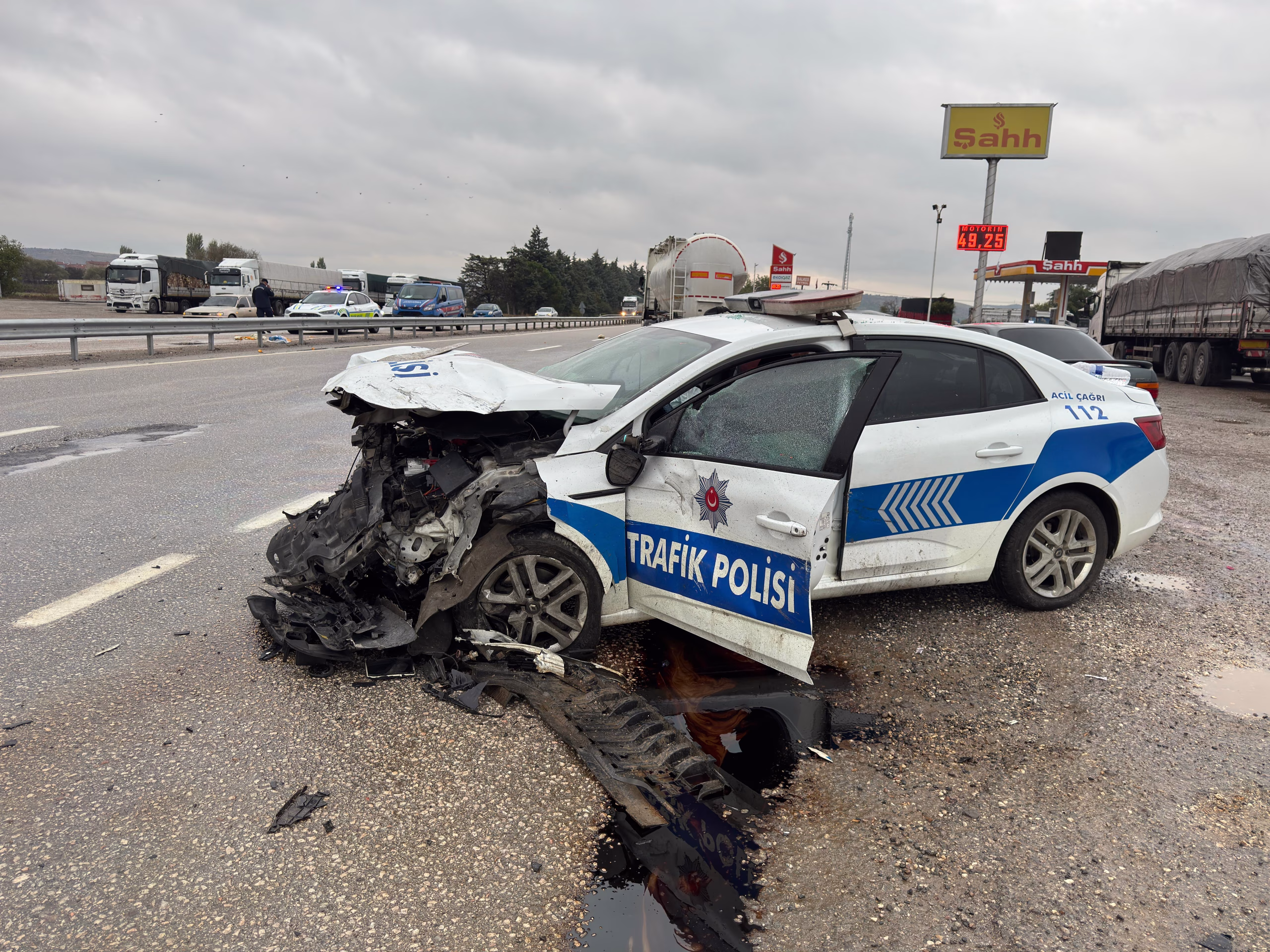 Balıkesir'de polis aracının karıştığı kazada 3 kişi yaralandı