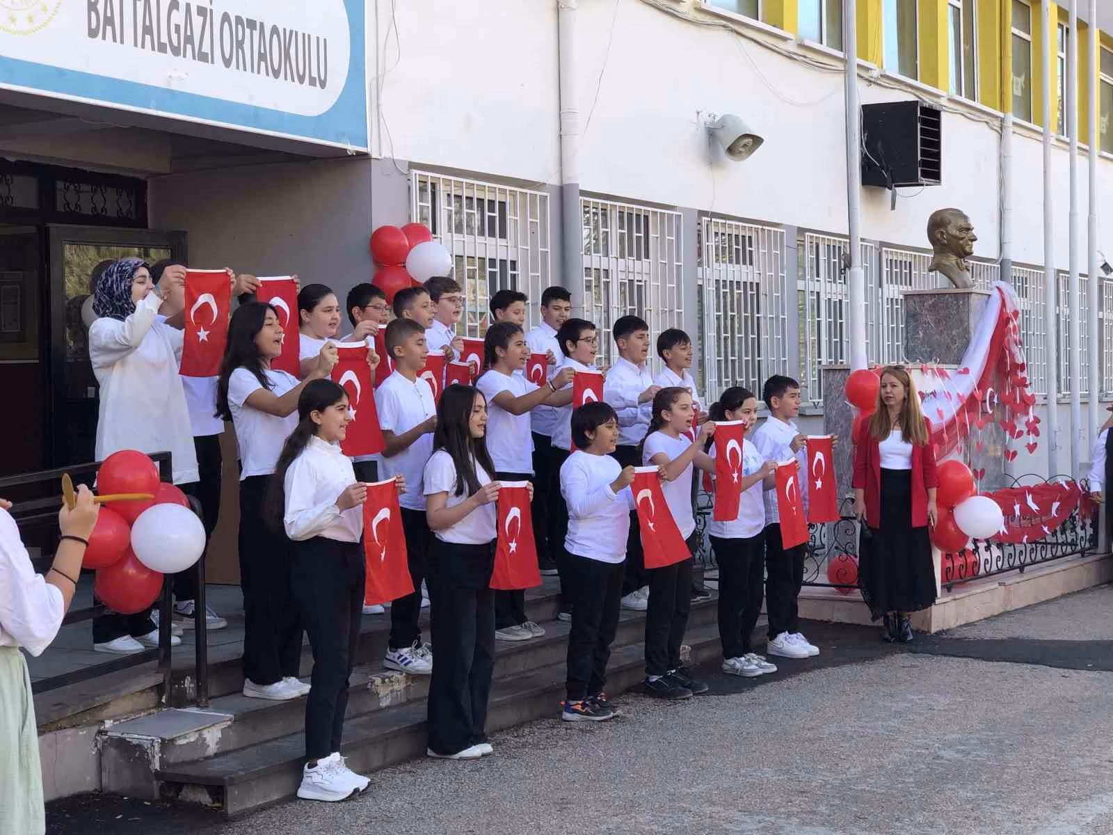 Battalgazi öğretmenlerinden Cumhuriyet Bayramı’na mini konser