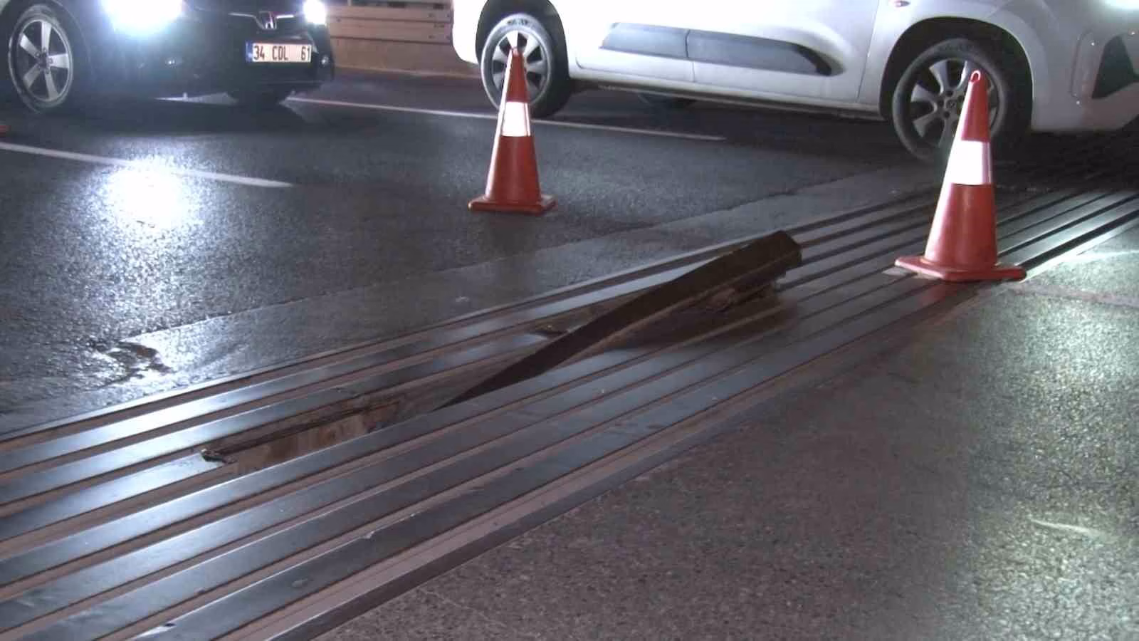 Bayrampaşa’da yerinden çıkan genleşme derzi, çok sayıda aracın lastiklerini patlattı