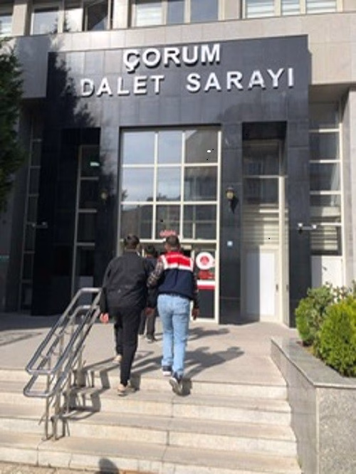 Çocuklara sosyal medyadan ’molotof’ hazırlama eğitimi veren şahıslara operasyon: 2 tutuklama