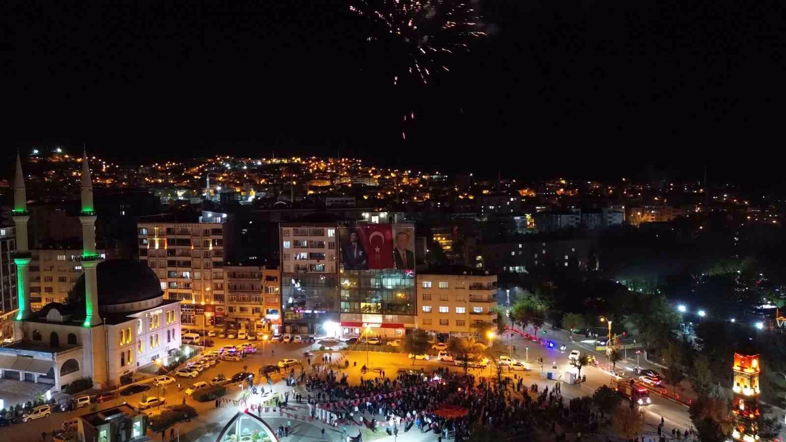 Cumhuriyetin 102’nci yılında Siirt fener alayıyla aydınlandı