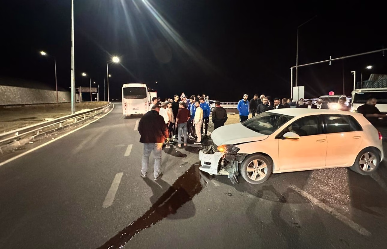 Elazığspor oyuncularını taşıyan otobüs ile otomobil çarpıştı: 1 kişi yaralandı