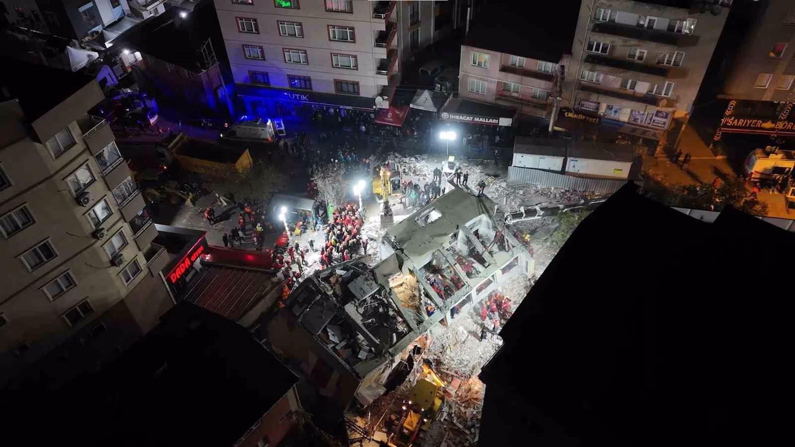 Enkaz başında 14. saat: Hummalı çalışma sürüyor