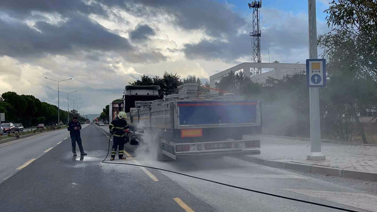 Freni tutmayan TIR’ın balataları yandı