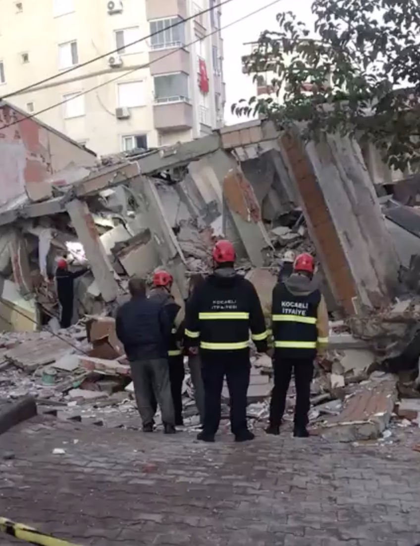 Gebze’de bina çöktü: Çok sayıda ekip sevk edildi