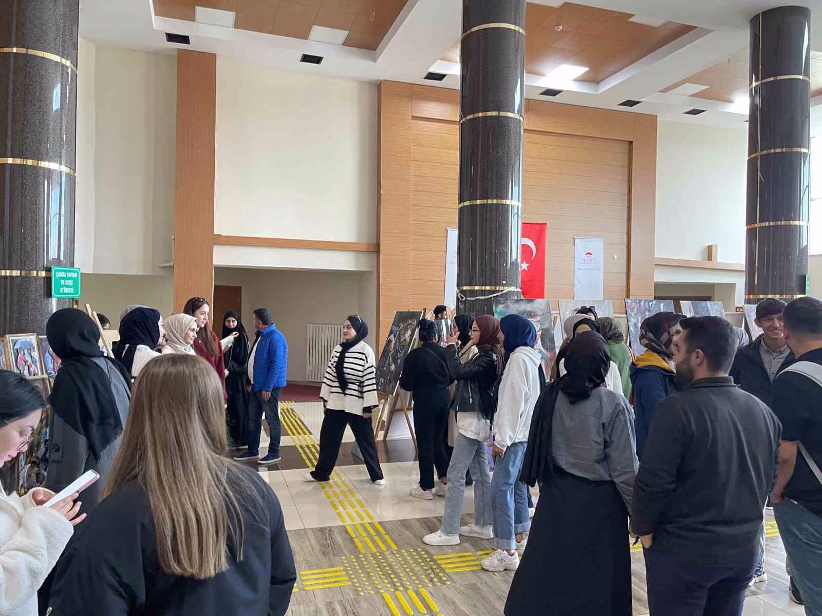 Gençlerin el emeği ürünleri görücüye çıktı