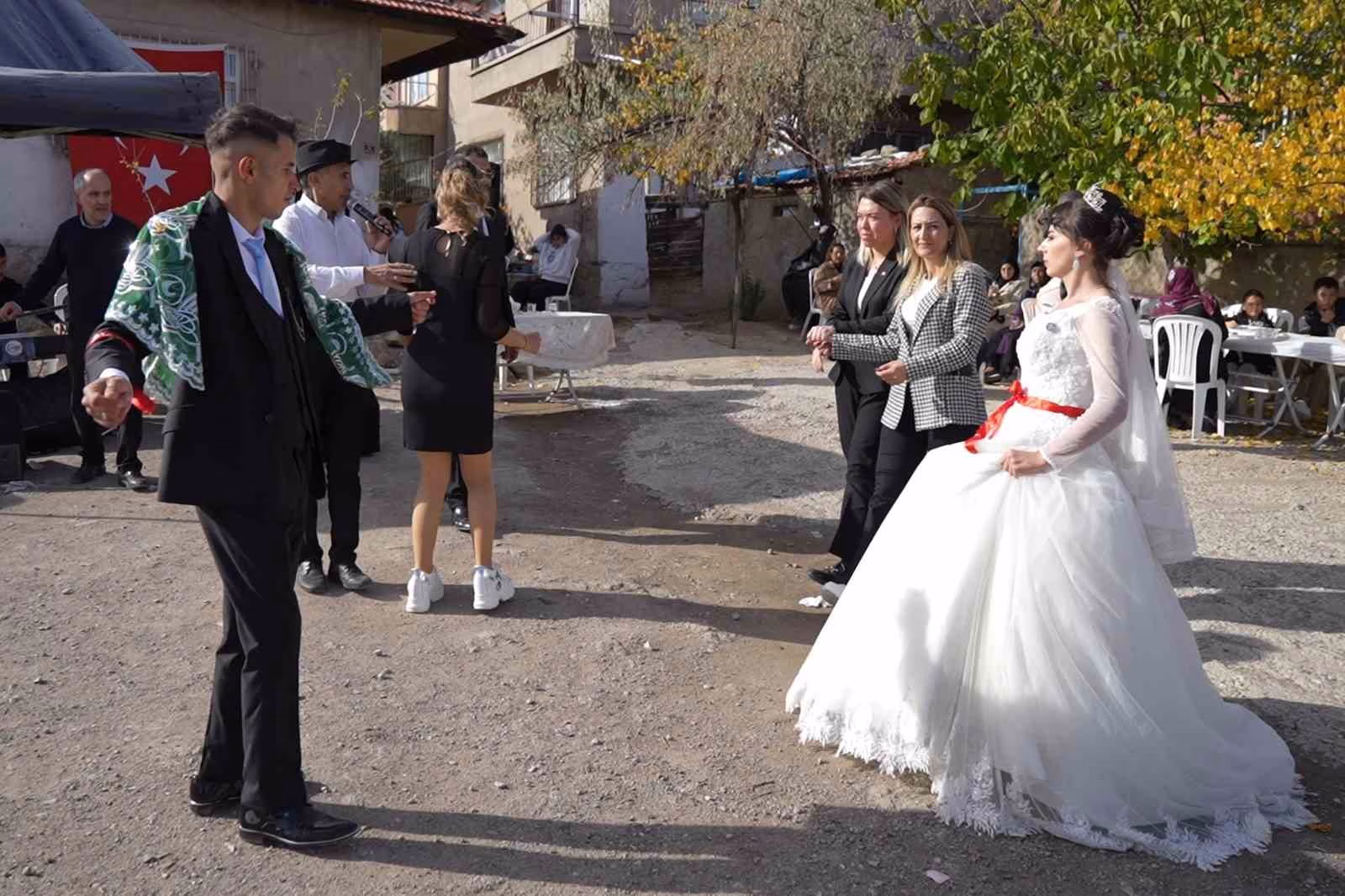 Hacca gidemeyen yaşlı çift birikimleriyle gençlerin düğün hayalini gerçeğe dönüştürdü