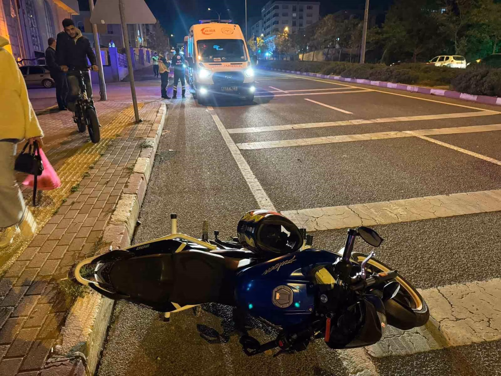 Karşıdan karşıya geçmeye çalışan yayaya motosiklet çarptı: 2 yaralı