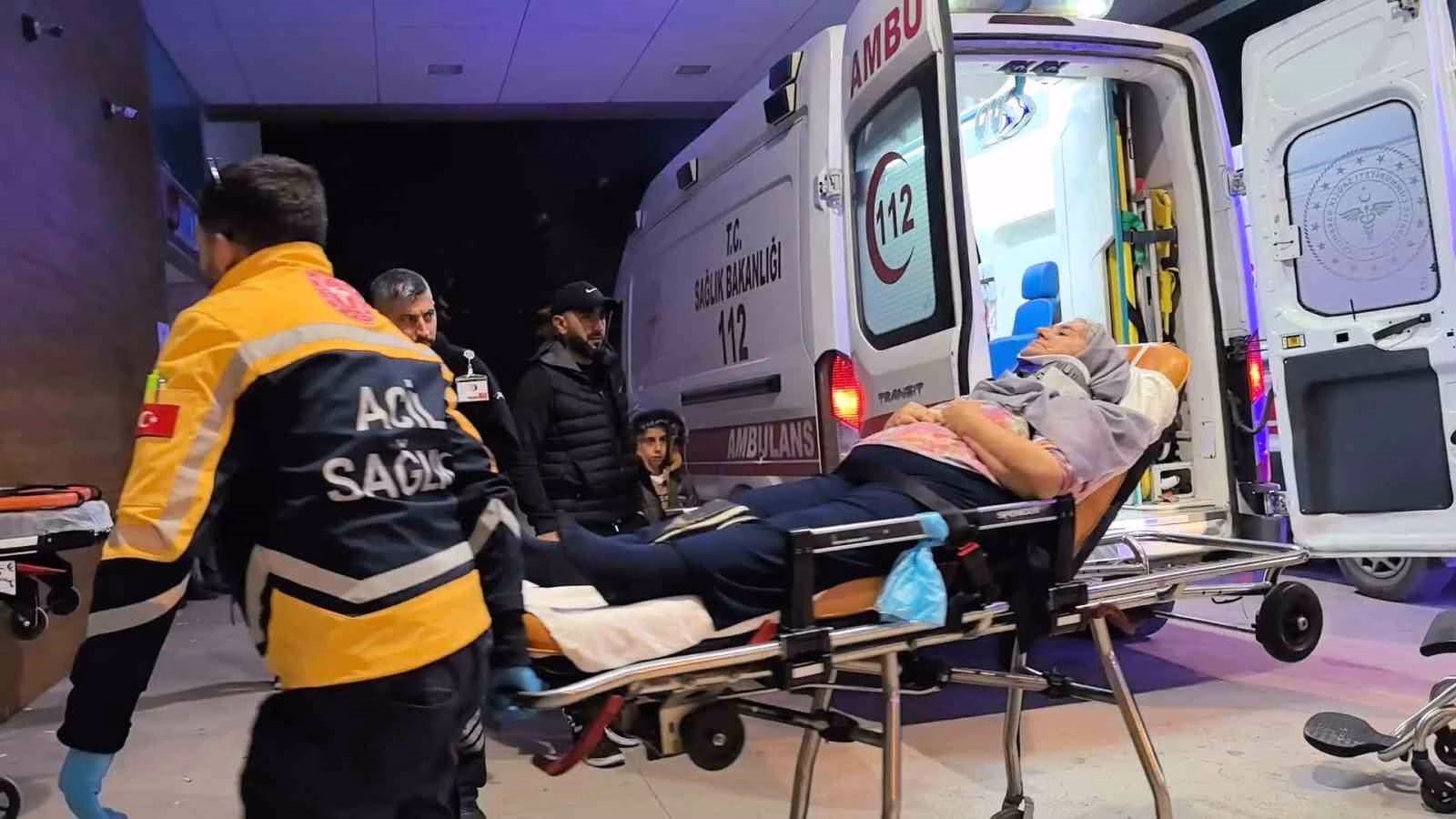 Kontrolden çıkan otomobil duvara çarptı: 3 kişi yaralandı