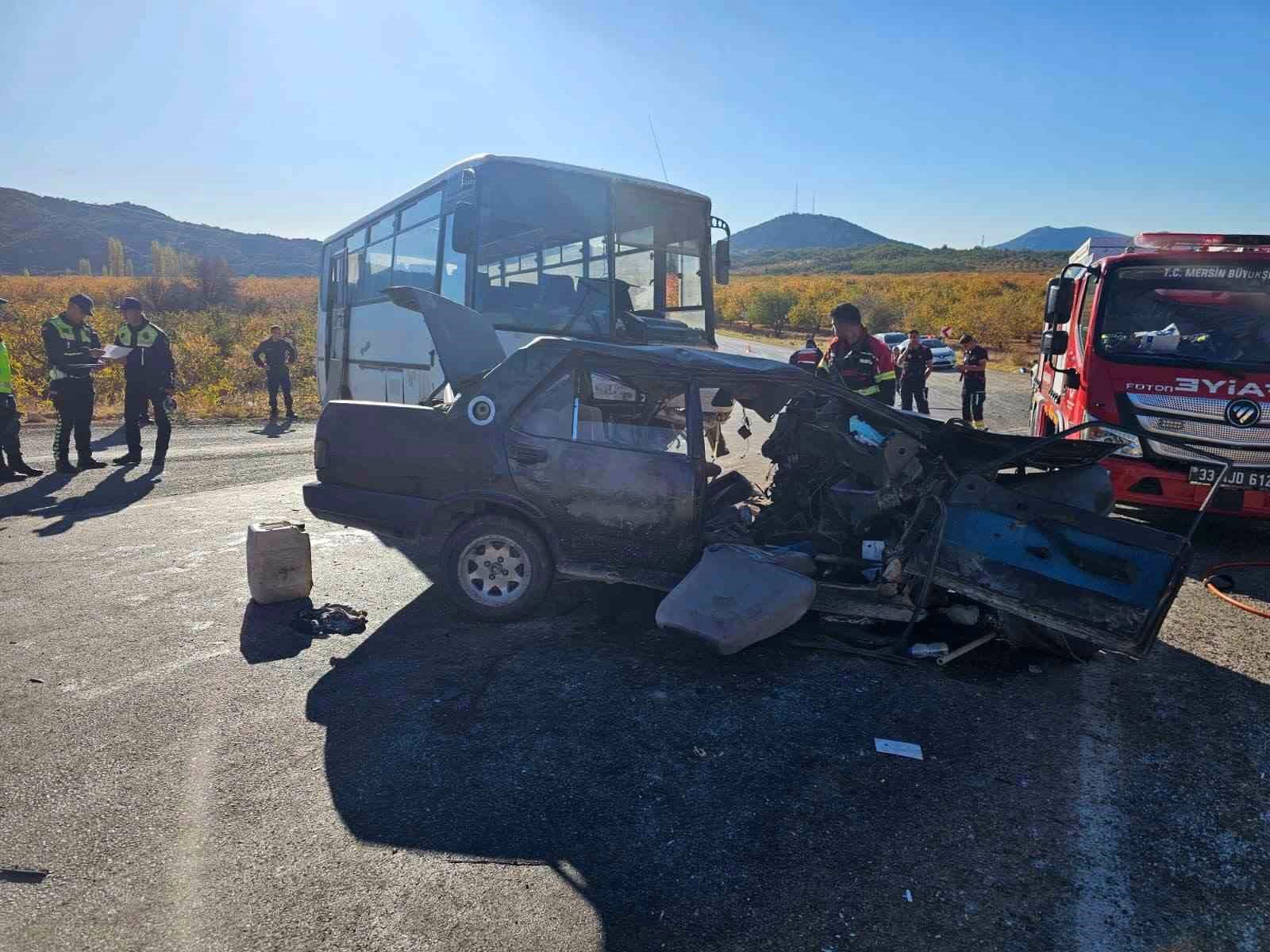 Mersin’de tarım işçilerini taşıyan midibüs otomobille çarpıştı: 3 ölü, 12 yaralı