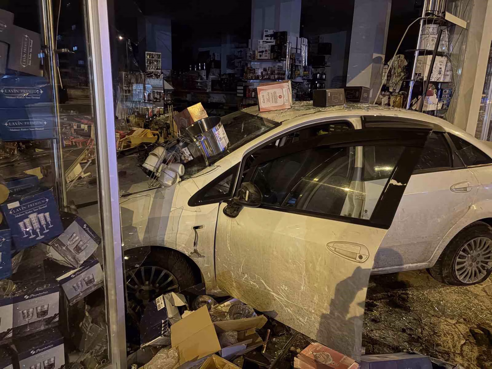 Otomobil züccaciye dükkana daldı: 1 yaralı