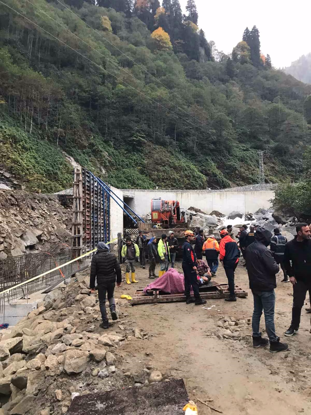Rize’de duvar inşaatında kalıp çöktü: 5 işçi yaralı