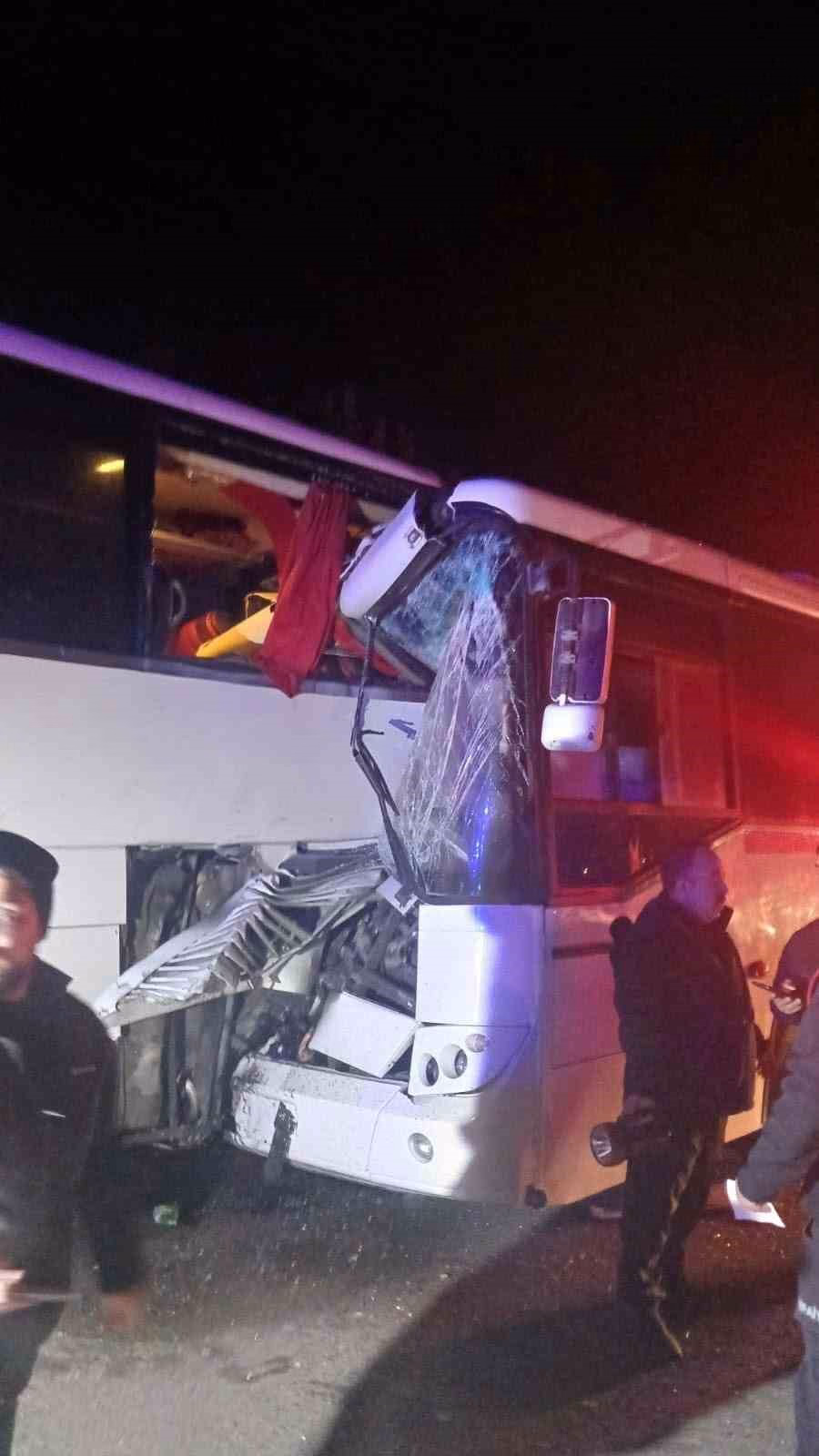 Servis otobüsü yolcu otobüsüne çarptı: 13 yaralı