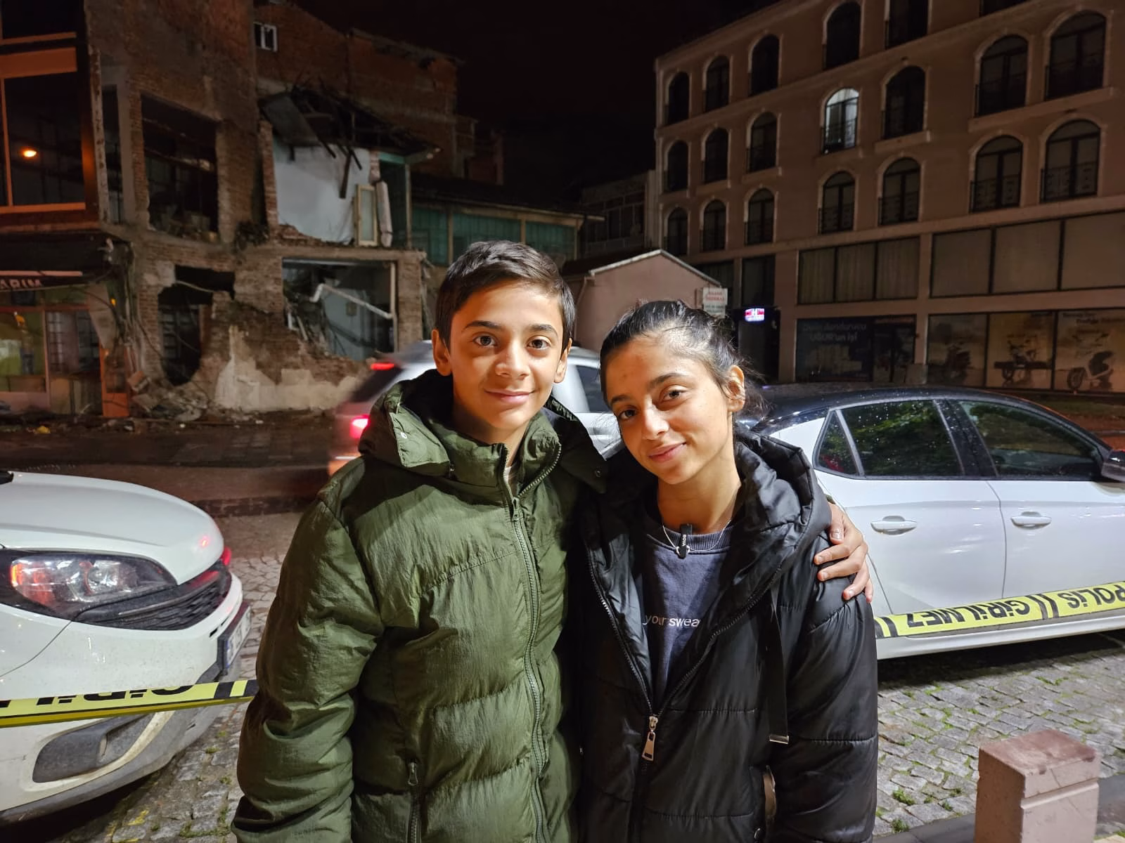 Sındırgı depreminde enkaz altında kalmaktan son anda kurtulan kardeşler o anları anlattı