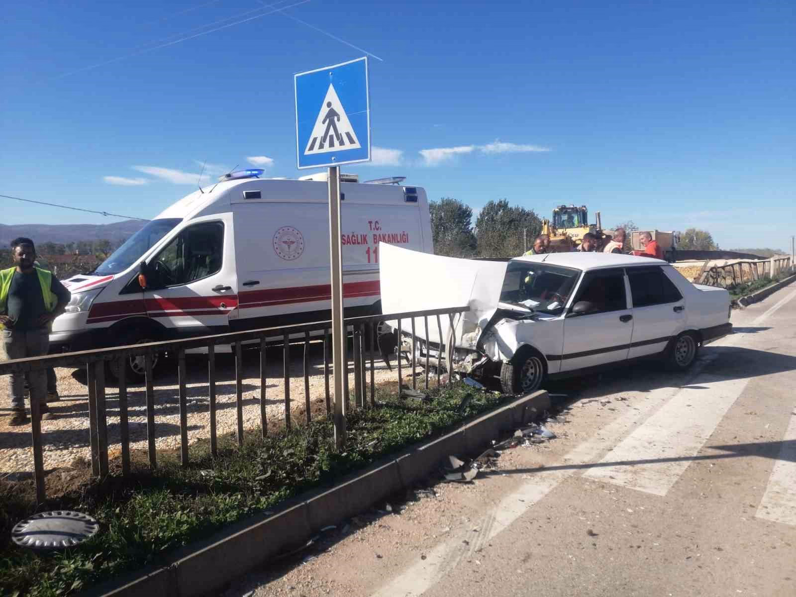 Tokat’ta kaza yapan otomobil bariyere girdi