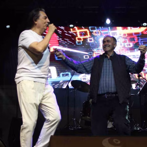 Ünlü şarkıcı Çelik, Amasya konserinde mahalle muhtarıyla sahnede oynadı