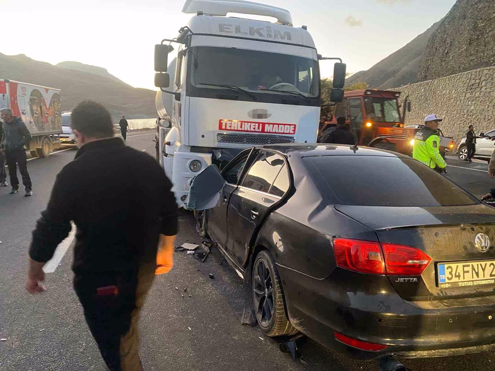 Van-Hakkari karayolunda otomobil tankerle çarpıştı: 3 ölü, 4 yaralı