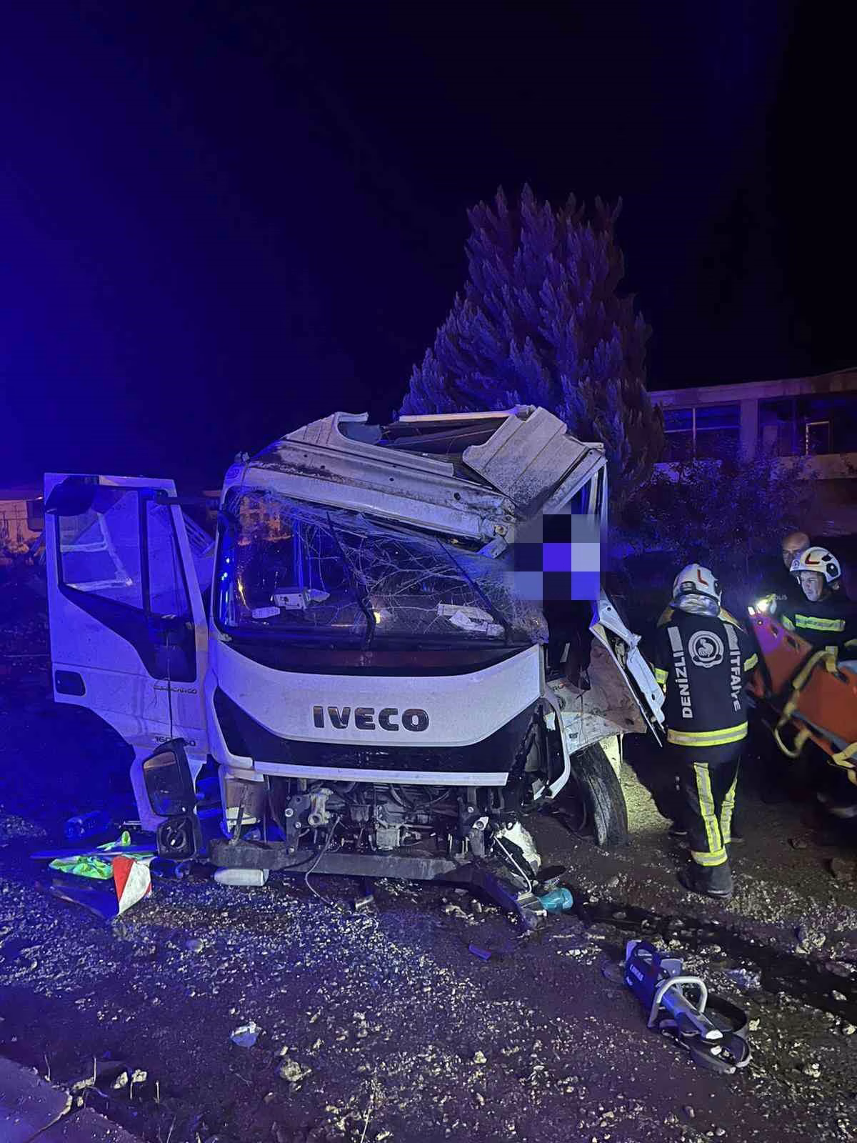 Yağışta yoldan çıkan kamyonet sürücüsü yaralandı