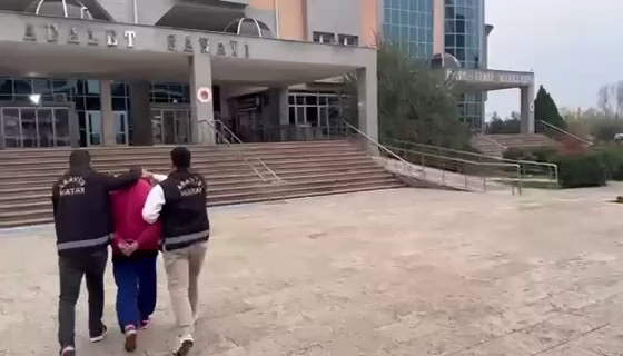 77 yıl hapis cezasıyla aranan firari şahıs, kurye kılığındaki polisin ’Yemek siparişi getirdim’ sözleriyle yakalandı