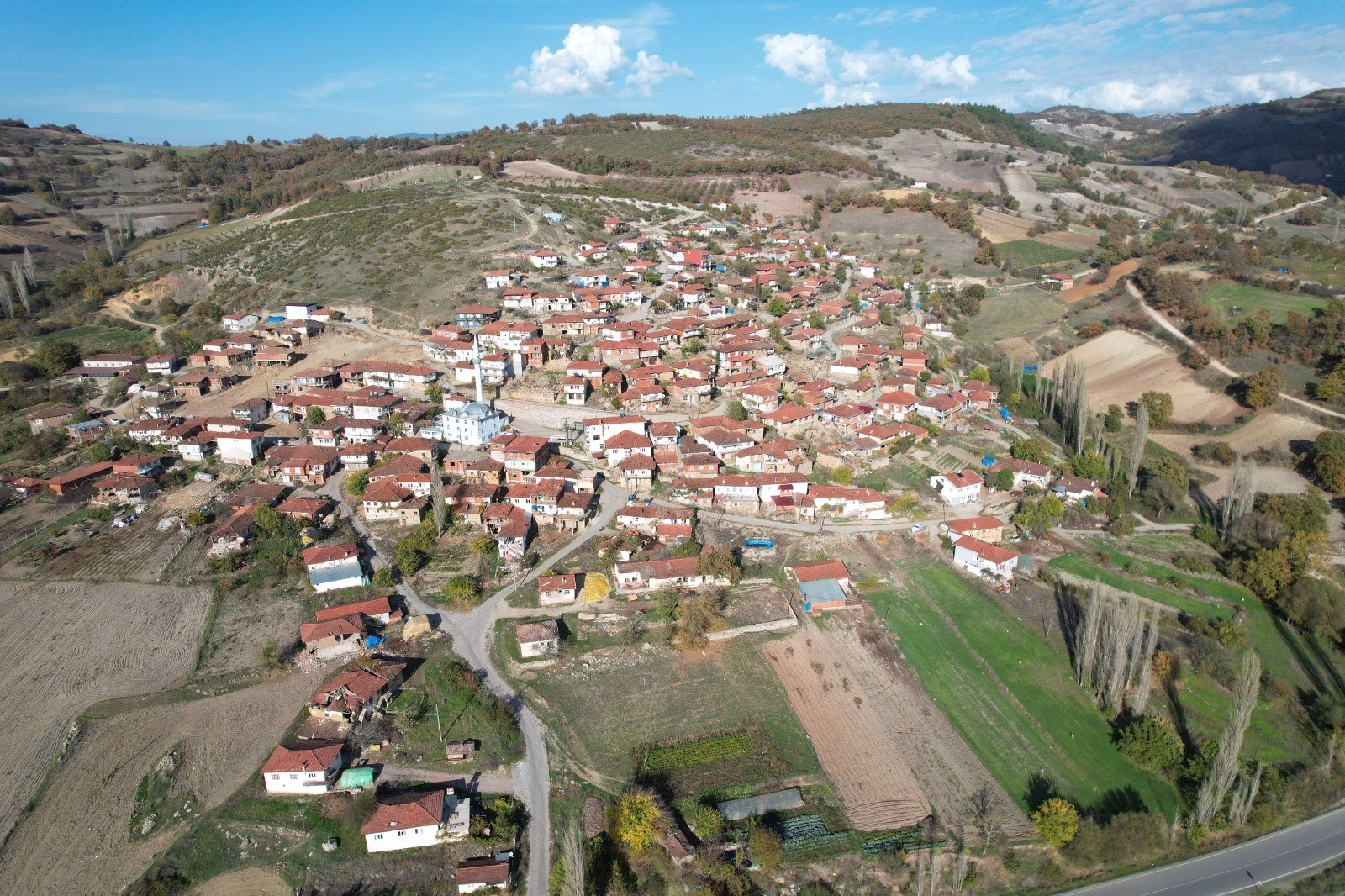 MASALSI KÖY YIKIMIN BAŞKENTİ OLDU SINDIRGI'DA DEPREMLERİN ARDINDAN BÜYÜKDAĞDERE'DEKİ YIKIM ÇALIŞMALARI HAVADAN GÖRÜNTÜLENDİ