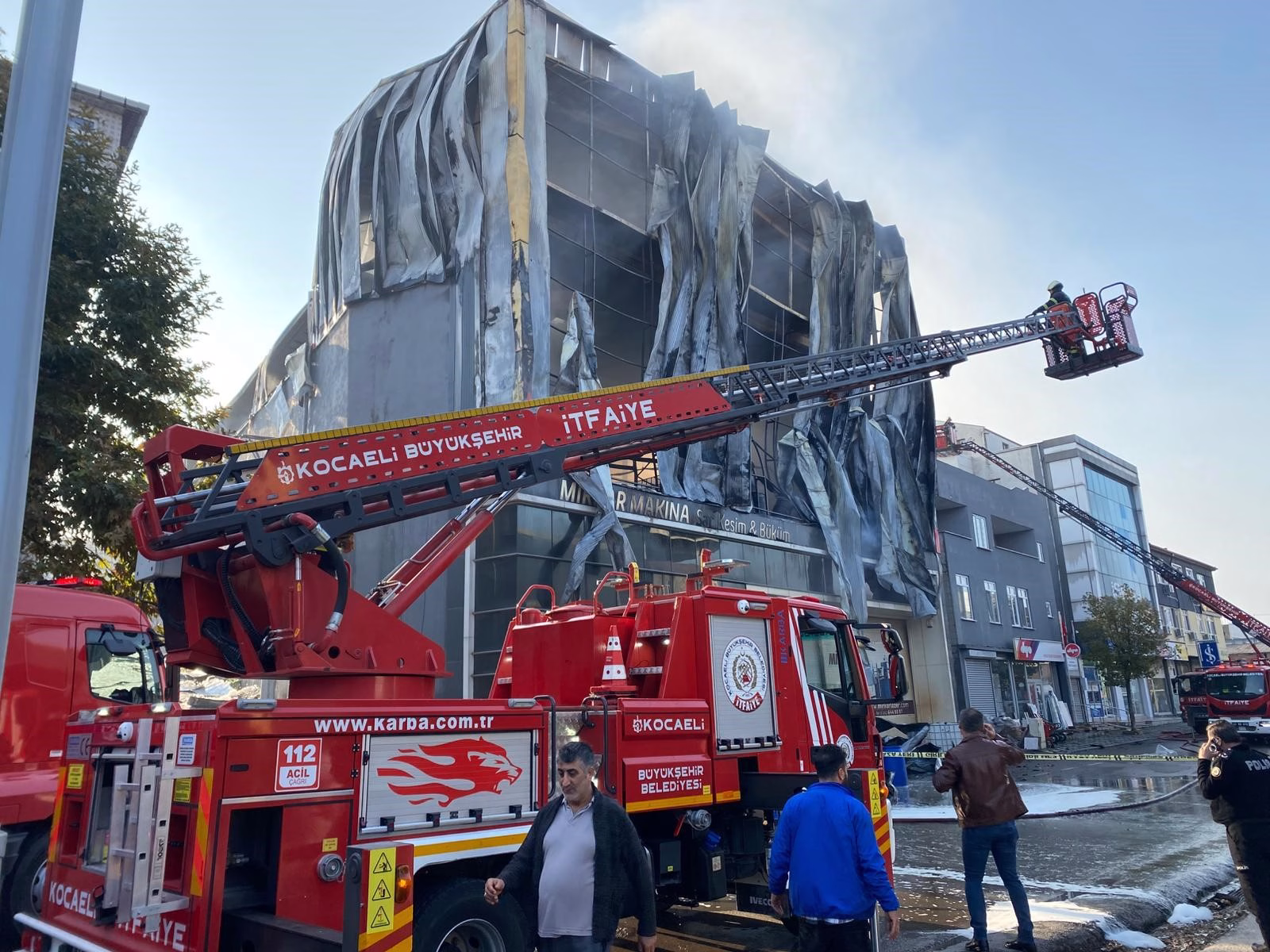 PARFÜM DOLUM TESİSİNDE ÇIKAN YANGIDA 6 İŞÇİNİN İÇERİDE OLDUĞU İDDİA EDİLDİ