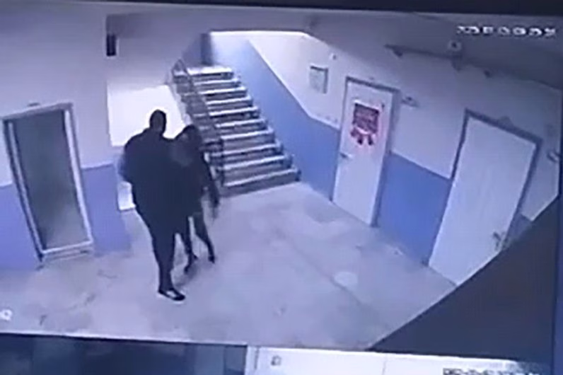 OKUL MÜDÜRÜ OTİZMLİ ÖĞRENCİYİ MERDİVENLERDEN İTTİ OLAYIN GÜVENLİK KAMERASI GÖRÜNTÜLERİ YARGIYA TAŞINDI