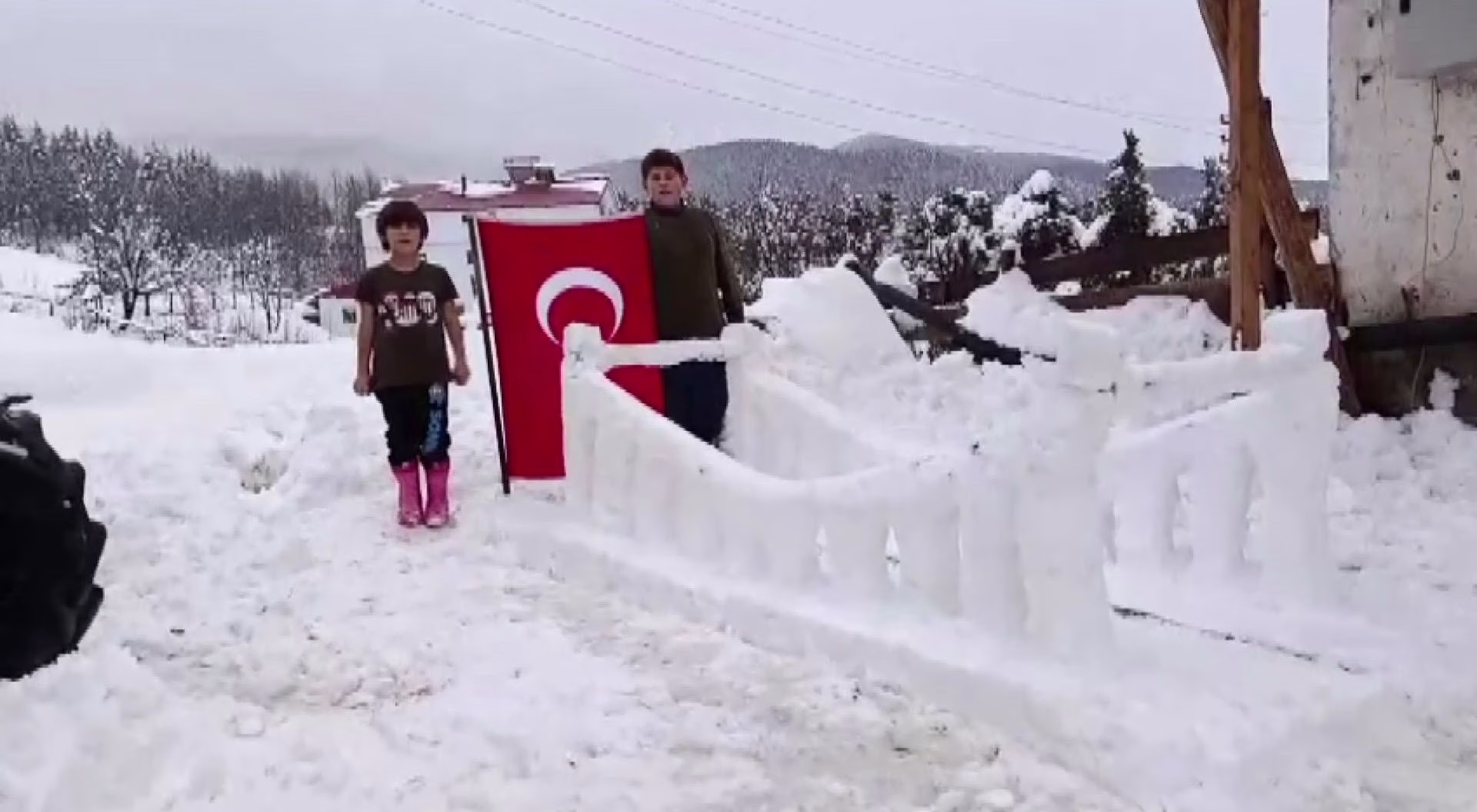 ŞEHİTLERİ ANMAK AMACIYLA KARDAN '15 TEMMUZ ŞEHİTLER KÖPRÜSÜ' YAPTILAR, GÖRENLERİ İSE DUYGULANDIRDILAR