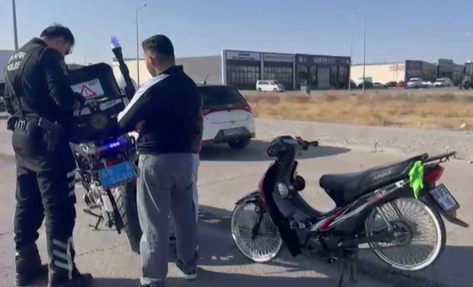Abartı egzozlu motosiklet sürücüsüne 9 bin 267 lira ceza