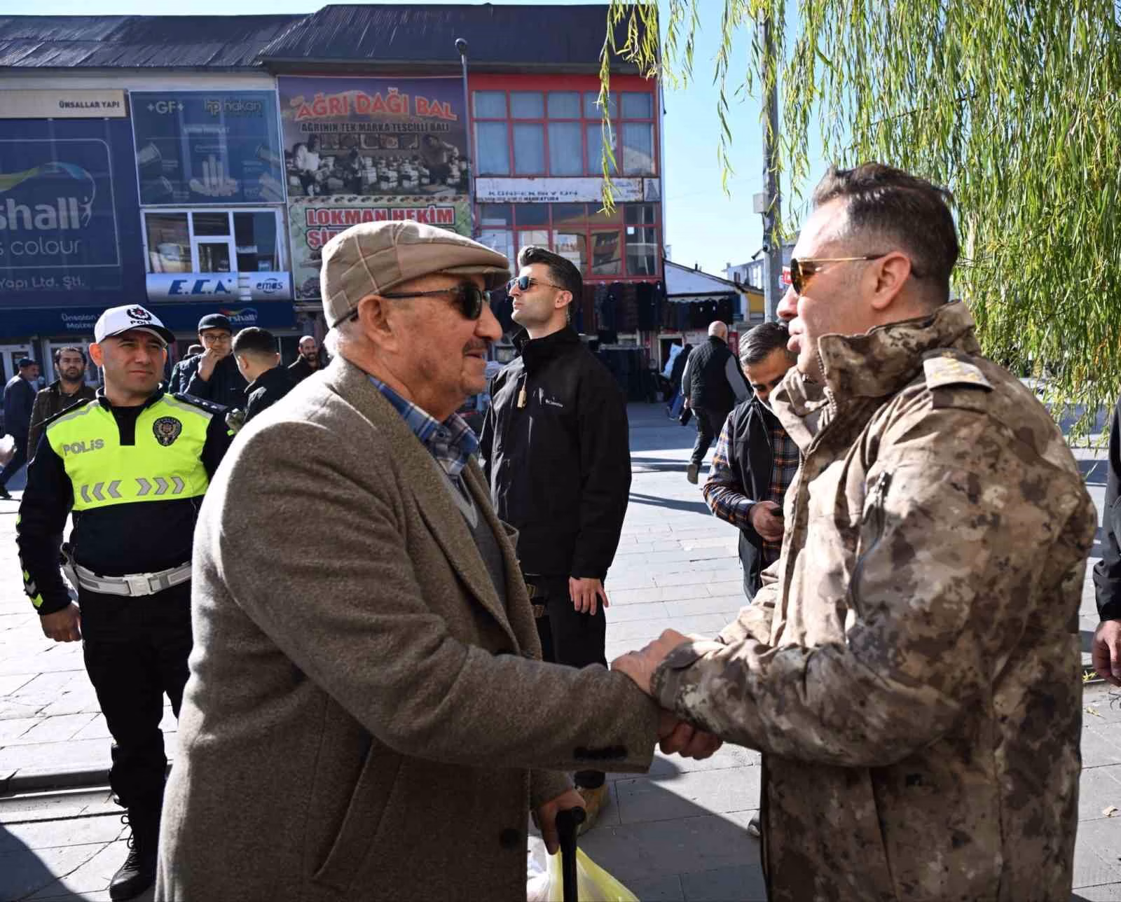 Ağrı Emniyet Müdürü Önder, Eski Van Caddesi’nde trafik denetimlerinde bulundu