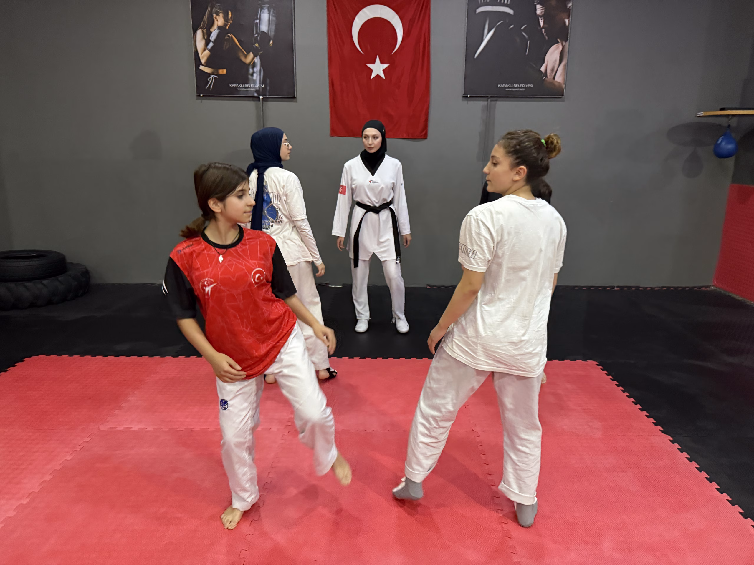 Ahsen öğretmen tekvandodaki şampiyonluklarıyla öğrencilerine örnek oluyor