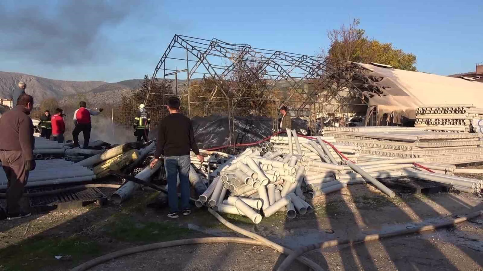 Amasya’da plastik malzeme dolu depo yandı, yükselen dumanlar metrelerce öteden görüldü