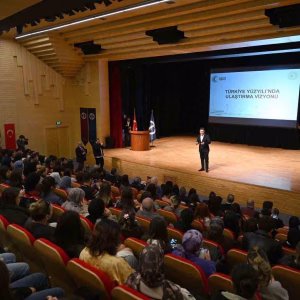Anadolu Üniversitesi ev sahipliğinde düzenlenen Ufest Gençlik Festivali Bakan Yardımcısı Boyraz’ın sunumuyla sona erdi