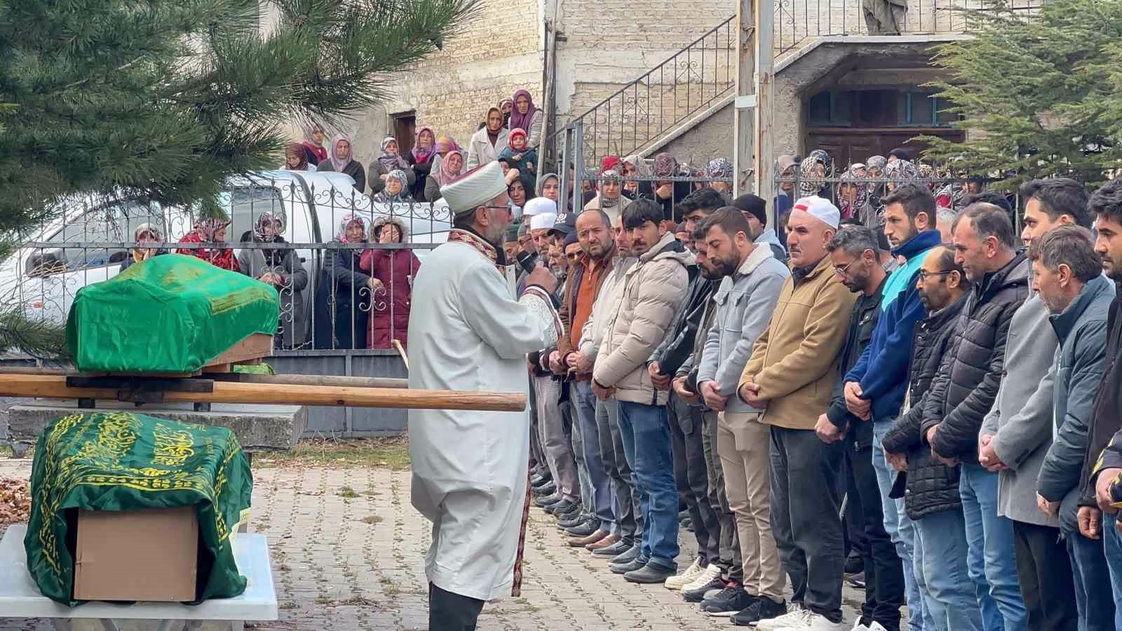Anne ve kızları gözyaşlarıyla son yolculuğuna uğurlandı