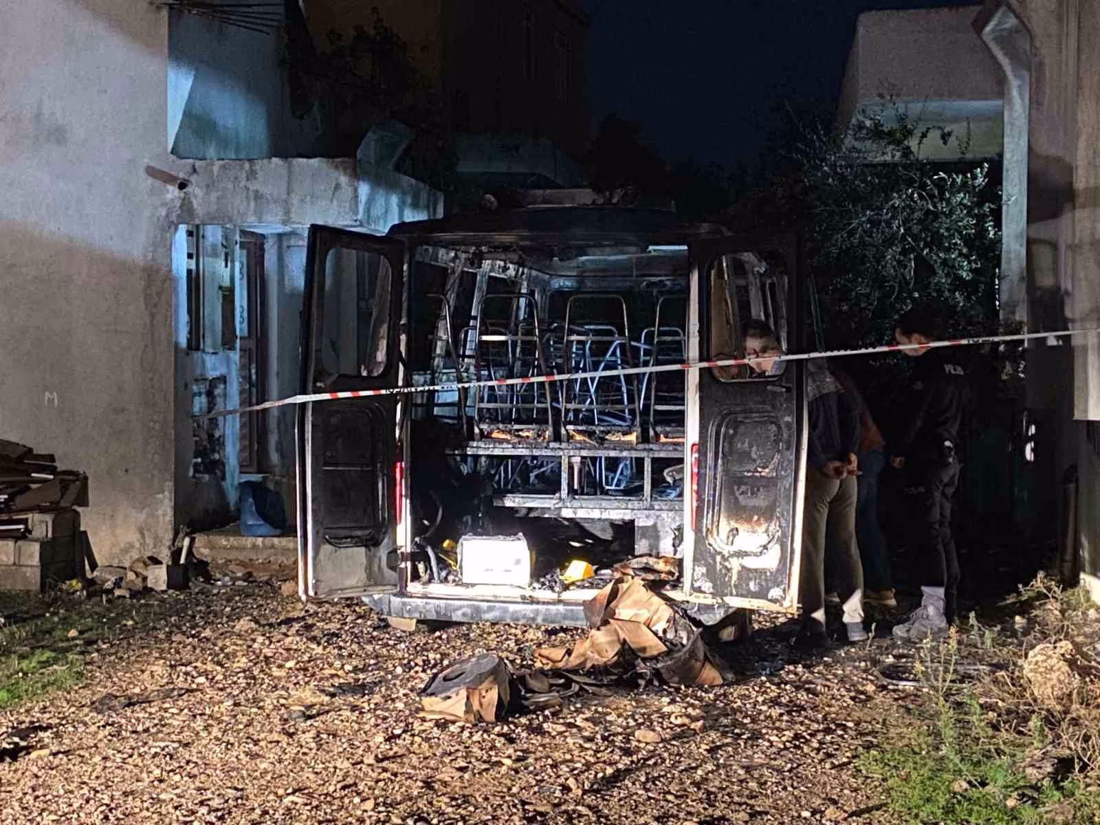 Antalya’da park halindeki minibüs alev alev yandı